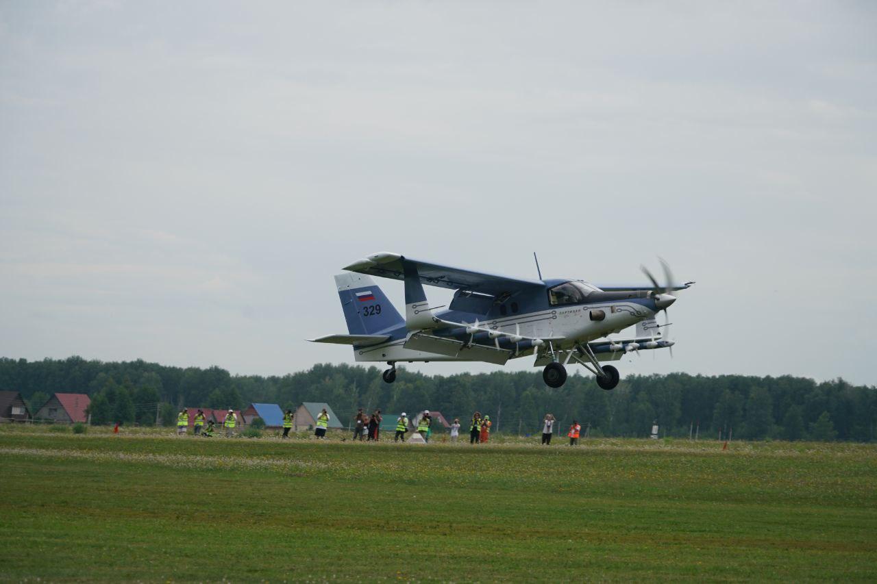 Фото В Новосибирске завершилось грандиозное авиашоу: завораживающие кадры самолётов и вертолётов в небе 34